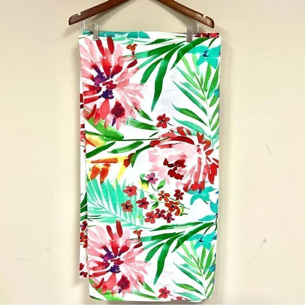 Signature Shower curtain tropical print. 71 x 71